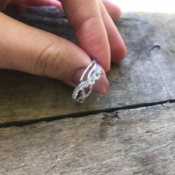 Silver Ring with Crystal Detail - Picture 5 of 8